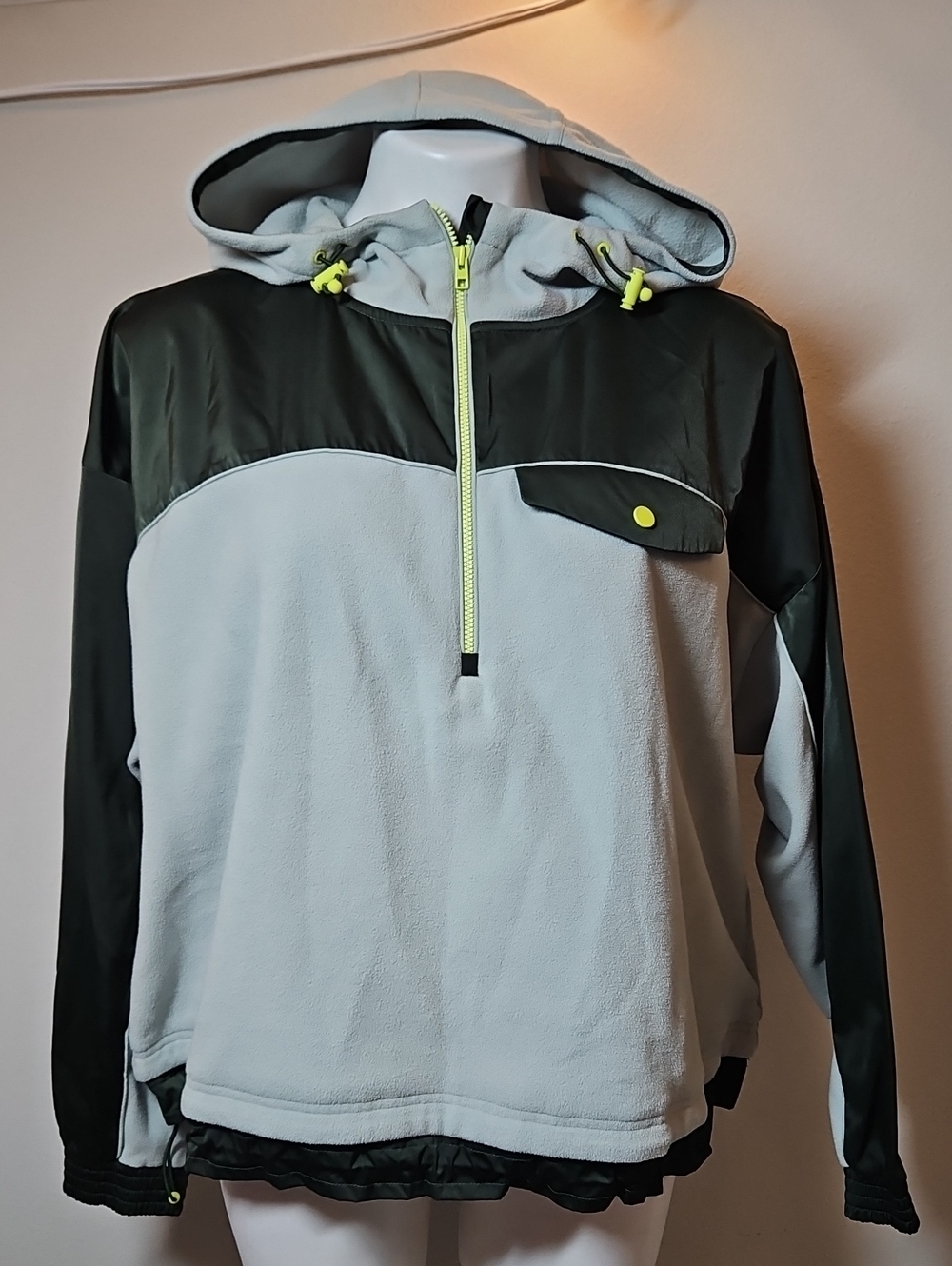 Athleta Large Hooded Pullover Jacket - Light Green with Dark Green Sleeves